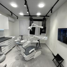 🇺🇦 DENTAL CARE Лікування зубів (терапія) Протезування Ортодонтія Хірургія Імплантація та кісткова пластика
