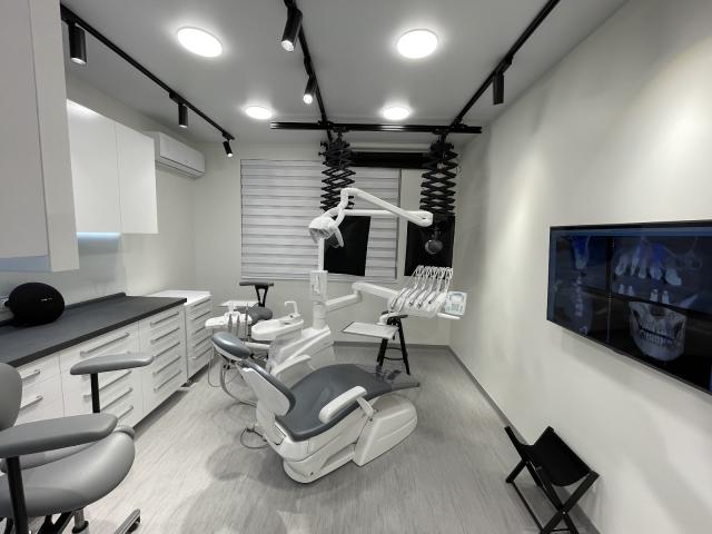 🇺🇦 DENTAL CARE Лікування зубів (терапія) Протезування Ортодонтія Хірургія Імплантація та кісткова пластика