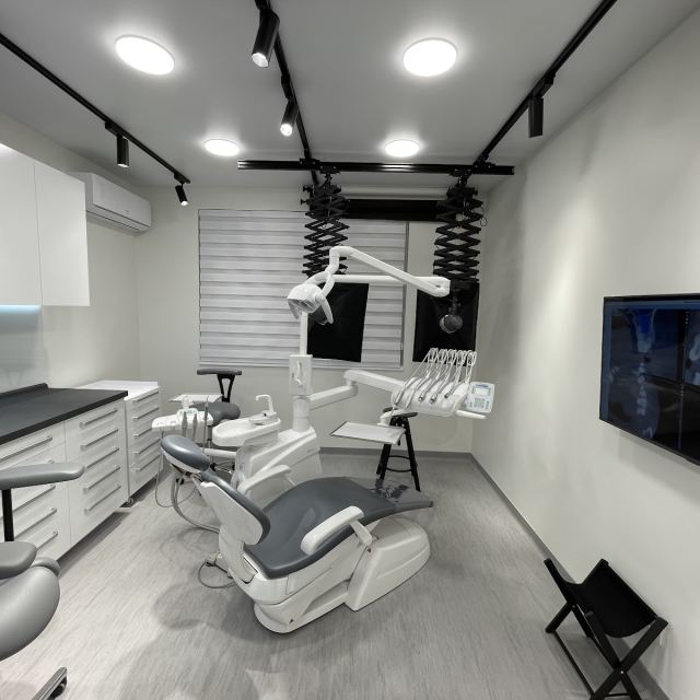 🇺🇦 DENTAL CARE Лікування зубів (терапія) Протезування Ортодонтія Хірургія Імплантація та кісткова пластика