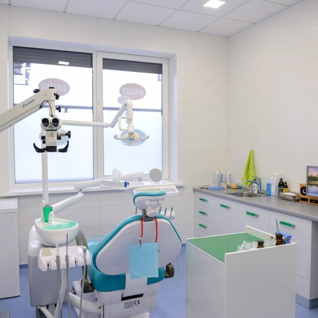 Стоматологія OxiDen clinic Лікування ПротезуванняХірургіяІмплантаціяБрекети